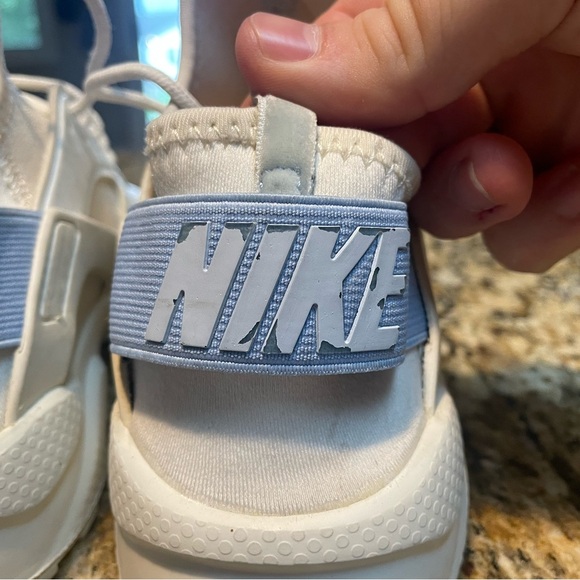 Women’s Nike Huaraches - Picture 3 of 13